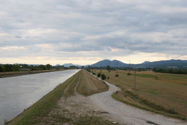 Dubnica nad Váhom, 8.8.2017
Pohled od vodního kanálu na Strážovské vrchy.
Klíčová slova: Dubnica nad Váhom Strážovské vrchy