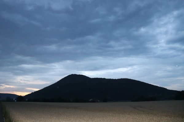 Veľký Šariš, 29.7.2020
Šarišský hradný vrch od Šarišských Michaľan. 
Mots-clés: Šarišské Michaľany Šarišský hradný vrch