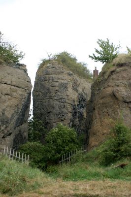 Podhradí - Veliš, 15.8.2007
Masiv vrcholu je rozdělen erozí, která zde vytváří atmosféru skalního bludiště.
Mots-clés: Jičín Podhradí Veliš