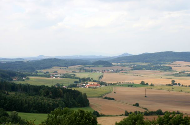 Podhradí - Veliš, 15.8.2007
Pohled z vrcholu Veliše na severozápad. V modravé dálavě vykukují vrcholy Trosek.
Schlüsselwörter: Jičín Podhradí Veliš