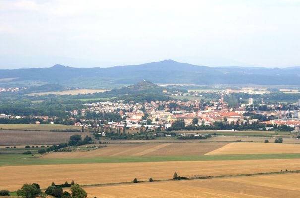 Podhradí - Veliš, 15.8.2007
Pohled z vrcholu Veliše na severovýchod přes Jičín, vrch Zebín na vrch Kumburk.
Klíčová slova: Jičín Podhradí Veliš Zebín Kumburk