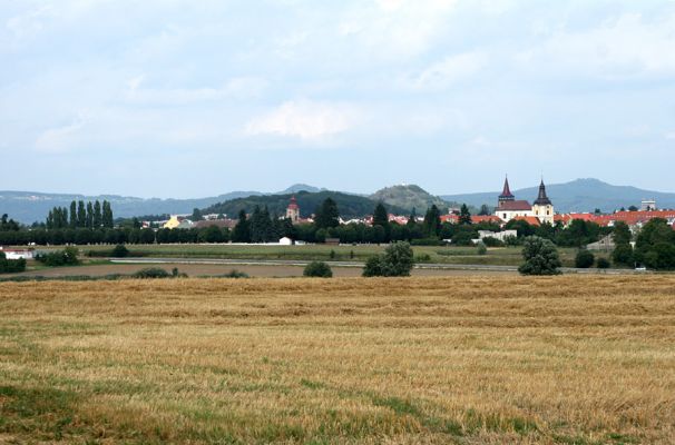 Jičín, 15.8.2007
Město Jičín od Vokšic. V pozadí vykukují vrchy Čeřovka, Zebín a Kumburk.
Klíčová slova: Jičín Čeřovka Zebín Kumburk