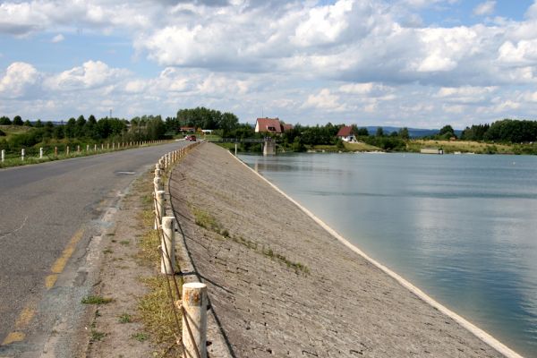 Velká Jesenice - Rozkoš, 20.7.2008
Pohled z hráze údolní nádrže Rozkoš k severu. Oblíbené výletní místo - restaurace s grilovanými rybími specialitami.
Klíčová slova: Velká Jesenice Rozkoš