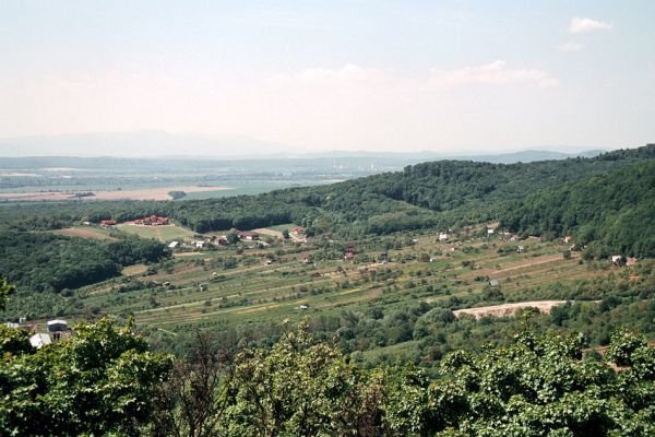 Vinné, 15.5.2006
Viniansky hrad - pohled na západ k obci Trnava pri Laborci. 
Schlüsselwörter: Vinné Viniansky hrad Trnava pri Laborci