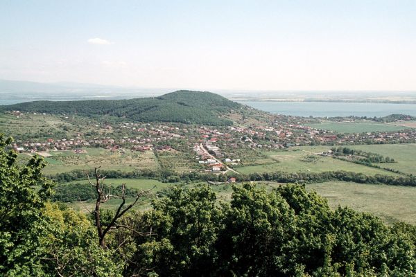 Vinné, 15.5.2006
Pohled z Vinianskeho hradu na východ na vrch Senderov a obec Vinné.
Klíčová slova: Vinné Vihorlat Senderov