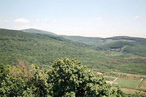 Vinné, 15.5.2006
Pohled z Vinianskeho hradu na východ na vrch Šutová.
Schlüsselwörter: Vinné Vihorlat Šutová