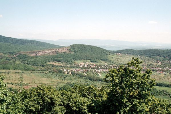 Vinné, 15.5.2006
Pohled z Vinianskeho hradu na východ na vrch Šutová a obec Vinné.
Mots-clés: Vinné Viniansky hrad Šutová