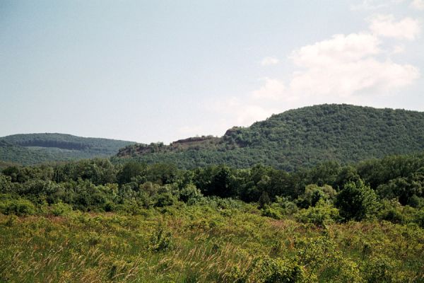 Vinné, 15.5.2006
Pohled od úpatí Vinianskeho hradu na severovýchod na vrch Šutová.
Klíčová slova: Vinné Vihorlat Šutová