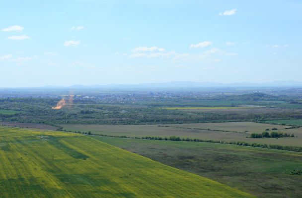 Vinné, 16.4.2007
Pohled z Vinianskeho hradu na jih na Michalovce. Vojáci cvičí obranyschopnost proti velkomaďarským choutkám.
Mots-clés: Vinné Viniansky hrad Michalovce