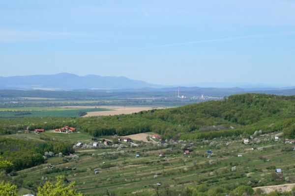 Vinné, 16.4.2007
Pohled z Vinianskeho hradu na západ k obci Trnava pro Laborci. V pozadí Slanské vrchy. 
Keywords: Vinné Viniansky hrad Trnava pri Laborci Slanské vrchy