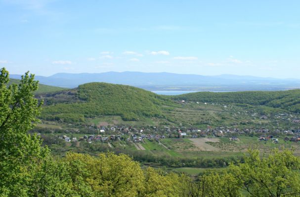 Vinné, 16.4.2007
Pohled z Vinianskeho hradu na obec Vinné. V pozadí hřeben Popriečny. 
Mots-clés: Vinné Viniansky Popriečny