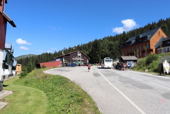 Vítkovice, 25.7.2020
Horní Mísečky. Autobus z Martinic v Krkonoších na Zlaté návrší.
Schlüsselwörter: Vítkovice Horní Mísečky