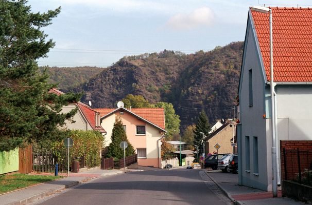 Vrané nad Vltavou, 19.10.2004
Pohled z Vraného nad Vltavou na skalnaté svahy Homole. 
Schlüsselwörter: Vrané nad Vltavou Homole