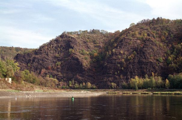 Vrané nad Vltavou, Homole, 19.10.2004
Skalnaté svahy a sutě na svazích Homole jsou biotopem kovaříka Anostirus gracilicollis a mnoha další druhů specializovaných na tento typ biotopu.
Klíčová slova: Vrané nad Vltavou Homole Anostirus gracilicollis, Cardiophorus erichsoni nigerrimus