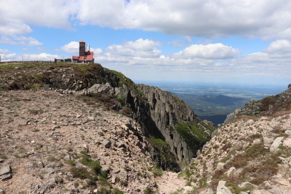 Krkonoše, 23.6.2020
Pohled na vysílač Sněžné jámy.
Klíčová slova: Krkonoše Sněžné jámy