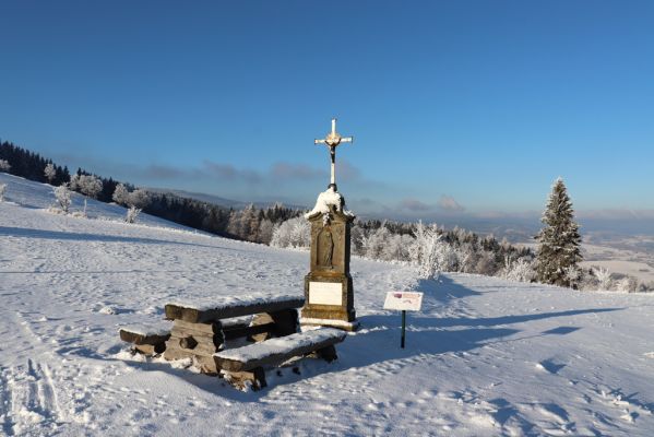 Žacléř, 11.1.2022
Rýchory, Vizov - Röhrichtův kříž.
Klíčová slova: Krkonoše Rýchory Žacléř Vizov Röhrichtův kříž