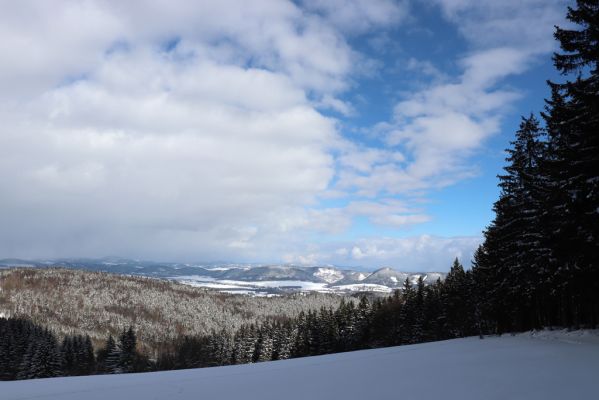 Žacléř, 20.3.2021
Vraní hory od Rýchorského kříže.
Klíčová slova: Žacléř Krkonoše Rýchory Rýchorský kříž Vraní hory