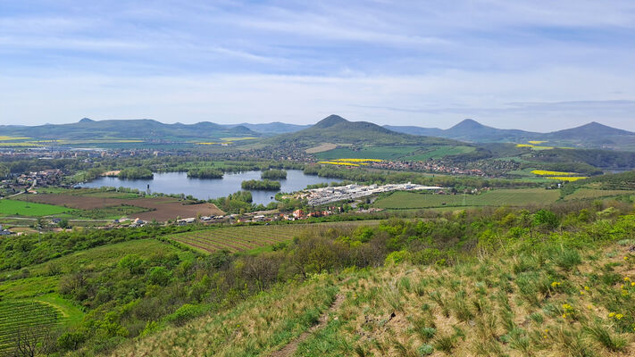 Žalhostice, 12.4.2024
Radobýl - pohled na Žernosecké jezero a České středohoří.
Schlüsselwörter: Žalhostice Radobýl