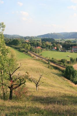 Záměl, 20.9.2009
Pohled ze stepi u Zámělského borku na Záměl a Potštejn.
Keywords: Záměl Zámělský borek Potštejn Anthaxia candens