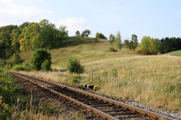 Záměl, 20.9.2009
Pohled od obce Záměl na stepi a starou třešňovku u Zámělského borku.
Mots-clés: Záměl Zámělský borek Anthaxia candens