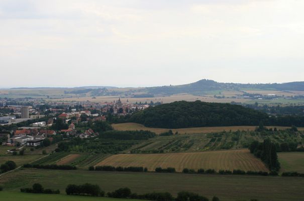 Jičín - vrch Zebín, 15.8.2007
Pohled z vrcholu Zebína na jihovýchod, na Jičín, vrch Čeřovku a na obzoru na vrch Veliš.
Schlüsselwörter: Jičín Zebín Veliš