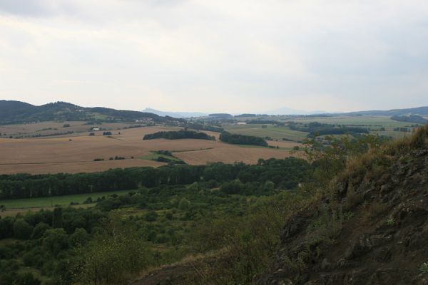 Jičín - vrch Zebín, 15.8.2007
Pohled z vrchu Zebína na Trosky a Kozákov. 
Klíčová slova: Jičín Zebín Trosky Kozákov