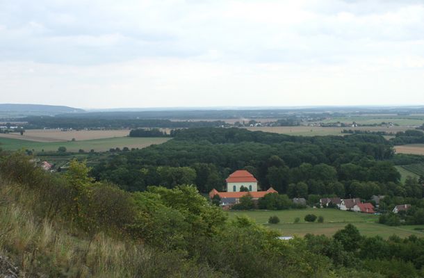 Jičín - vrch Zebín, 15.8.2007
Pohled z vrcholu Zebína na jihovýchod na Libosad, na pozůstatek lužního lesa. Na obzoru vlevo je vrch Hůra (Konecchlumí).
Keywords: Jičín Zebín Libosad park obora