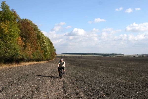 Lovčice - Bludy, 7.10.2009
Kolega Martin Samek kolem polem podél Žehuňské obory od Bludské brány k východní stepi rezervace Kněžičky. V pozadí převýšovský les Víno.
Keywords: Lovčice Bludy Žehuňská obora Martin Samek