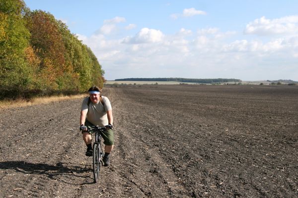 Lovčice - Bludy, 7.10.2009
Kolega Martin Samek kolem polem podél Žehuňské obory od Bludské brány k východní stepi rezervace Kněžičky. V pozadí převýšovský les Víno.
Klíčová slova: Lovčice Bludy Žehuňská obora Martin Samek