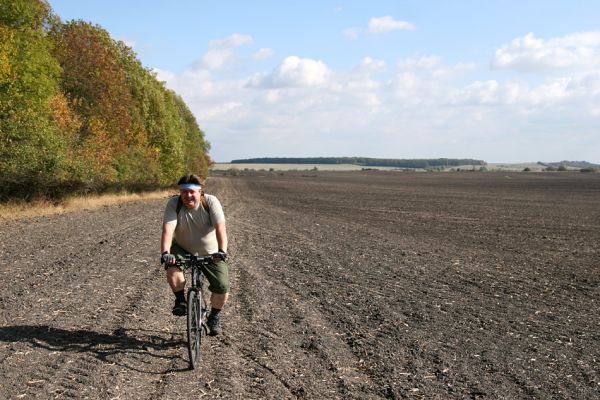 Lovčice - Bludy, 7.10.2009
Kolega Martin Samek kolem polem podél Žehuňské obory od Bludské brány k východní stepi rezervace Kněžičky. V pozadí převýšovský les Víno.
Mots-clés: Lovčice Bludy Žehuňská obora Martin Samek