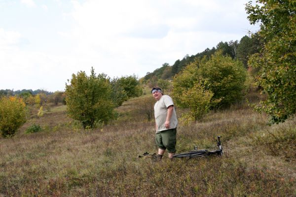 Lovčice - Bludy, 7.10.2009
Entomolog a obchodník s vzácným kořením Martin Samek obhlíží biotop kovaříků Agriotes gallicus na Kněžické stepi.
Klíčová slova: Lovčice Bludy Kněžičky Agriotes gallicus Martin Samek Athous bicolor