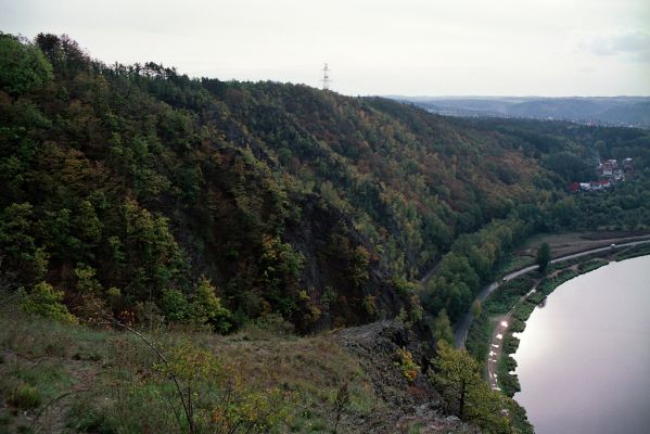 Zvole, 19.10.2004
Pohled ze severní vyhlídky na svahy Homole a Vrané nad Vltavou.


Klíčová slova: Zvole vrch Homole