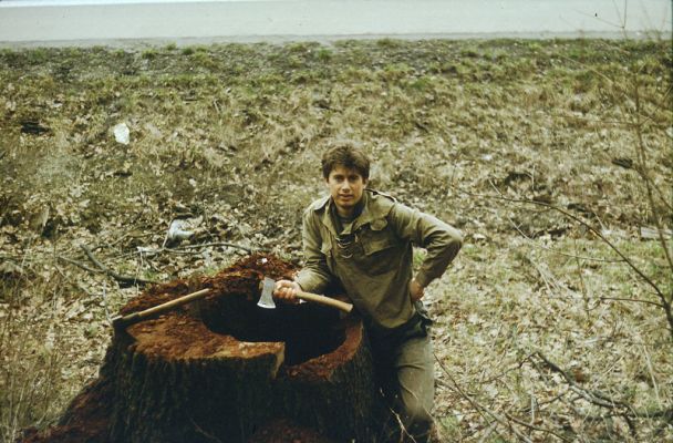 Zvolen, 2.4.1988
Údolí Hronu pod vrchem Veľká Stráž. Pařez dubu pokácený pří stavbě silnice, osídlený kovaříky Ampedus hjorti a Ampedus cardinalis.



Schlüsselwörter: Zvolen údolí Hronu Veľká Stráž Ampedus hjorti cardinalis