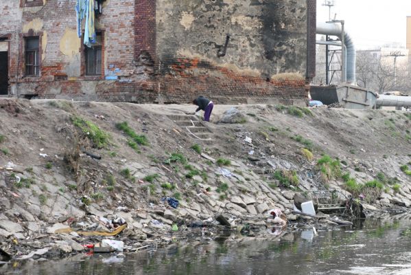 Zvolen, 4.4.2016
Zvolen - studánka v cikánské osadě u Slatiny.
Keywords: Zvolen cikánská osada Slatina