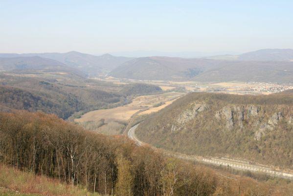 Zvolen, 4.4.2016
Javorie - Pustý hrad. Pohled na Veľkou stráž, Budču a Boky.


Keywords: Zvolen Javorie Pustý hrad Budča Boky Velká stráž