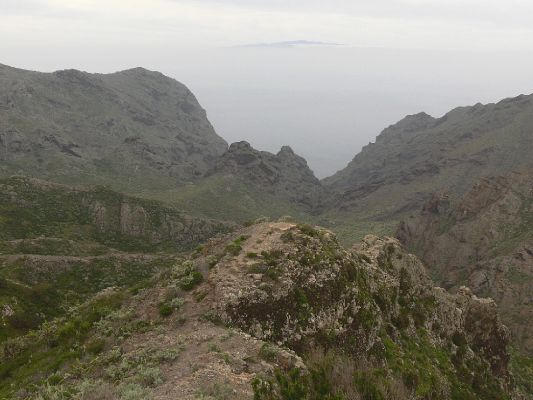 Parque Rural Teno 12.3.2008
Pohoří Teno a pohled do Bco. de Masca. Na obzoru je vidět z mraků vystupující vrcholky ostrova La Gomera.
Schlüsselwörter: Kanárské ostrovy Tenerife Parque Rural Teno Bco. de Masca La Gomera